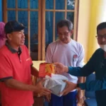 Abdul Rasak Sumbang Bola Takraw ke Warga Watu-Watu