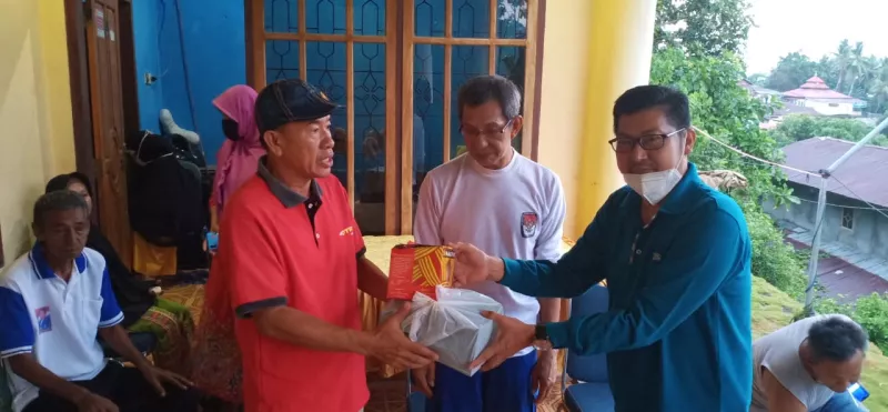 Abdul Rasak Sumbang Bola Takraw ke Warga Watu-Watu