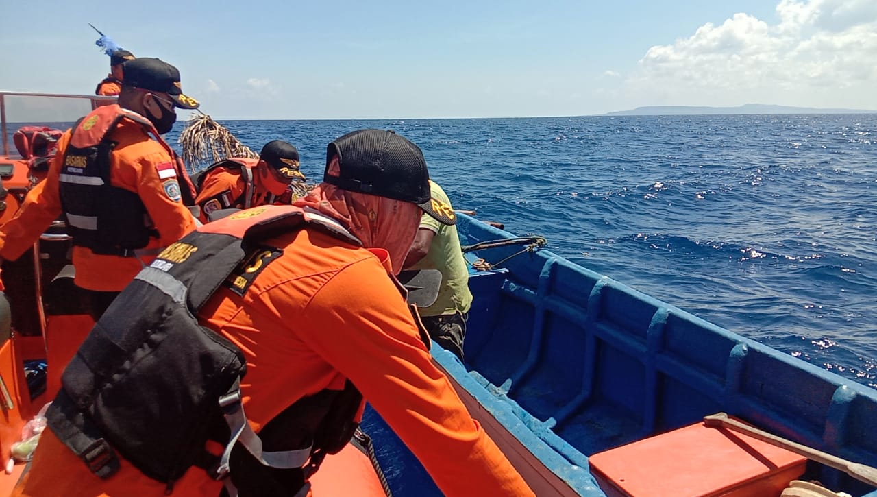 Tim SAR Berhasil Evakuasi Kapal Patah Propoler di Wakatobi