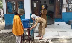 Inisiatif Mahasiswa KKN UHO Bantu Warga Cegah Penyebaran Covid-19