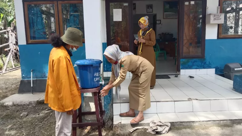 Inisiatif Mahasiswa KKN UHO Bantu Warga Cegah Penyebaran Covid-19