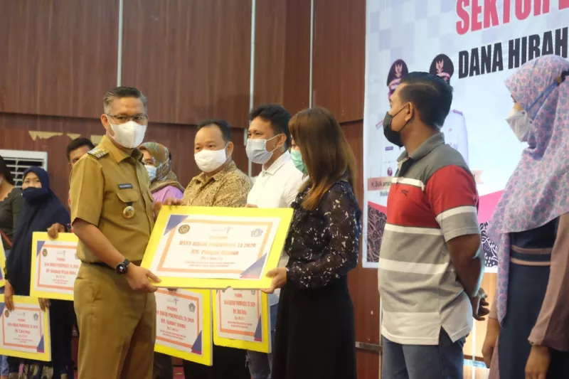 Pemkot Serahkan Bantuan Hibah Pariwisata pada Restoran dan Rumah Makan