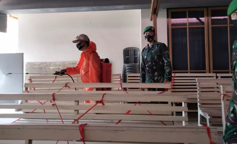 Pemkot Lakukan Penyemperotan Disinfektan ke Gereja