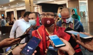 Lukman Abunawas Lulusan Angkat Pertama Program Pasca Sarjana Unsultra