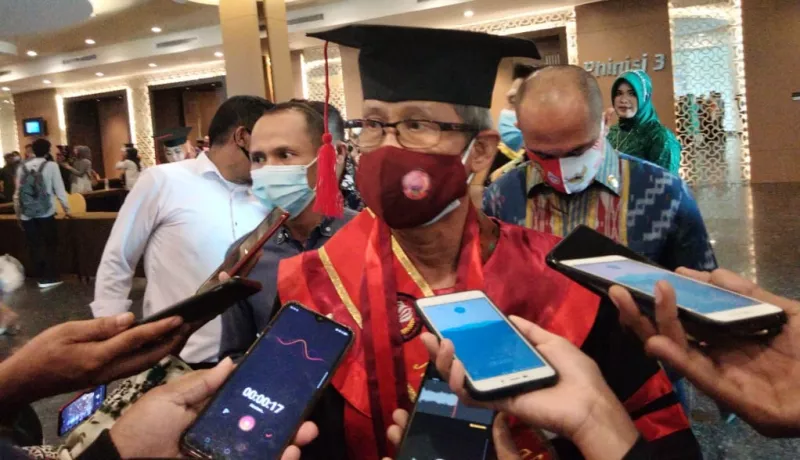 Lukman Abunawas Lulusan Angkat Pertama Program Pasca Sarjana Unsultra