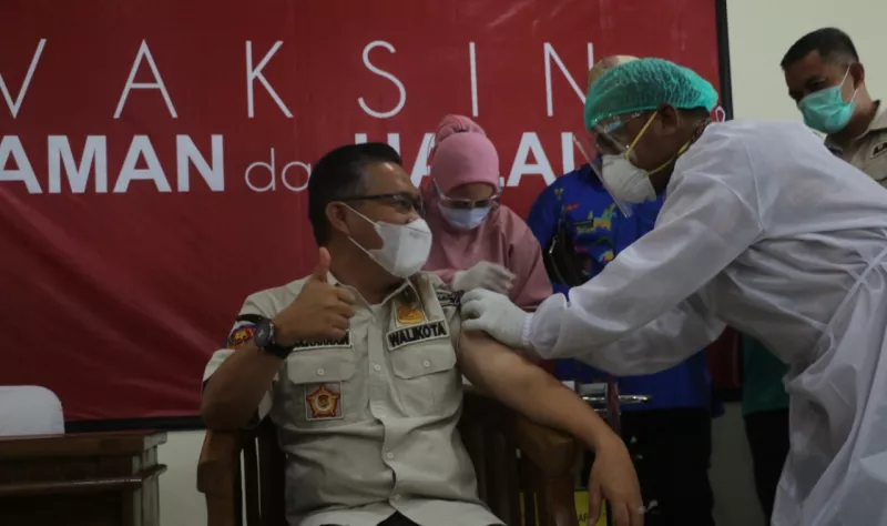 Wali Kota Kendari Terima Suntikan Dosis Pertama