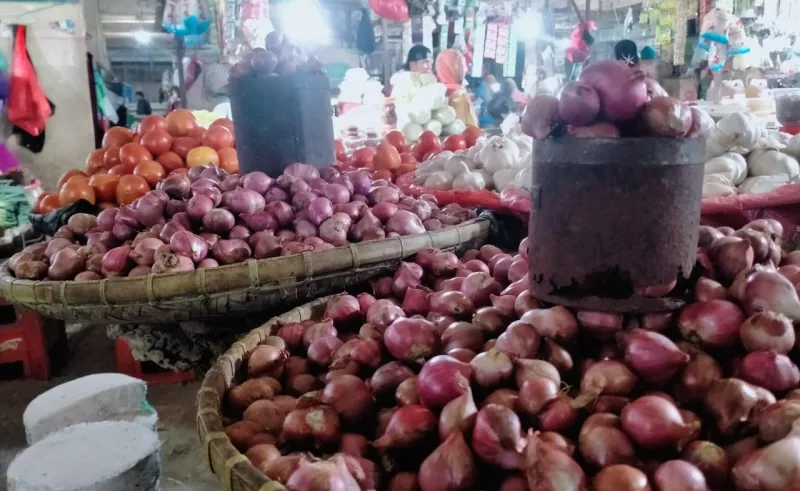 Harga Bawang di Pasar Mandonga Turun