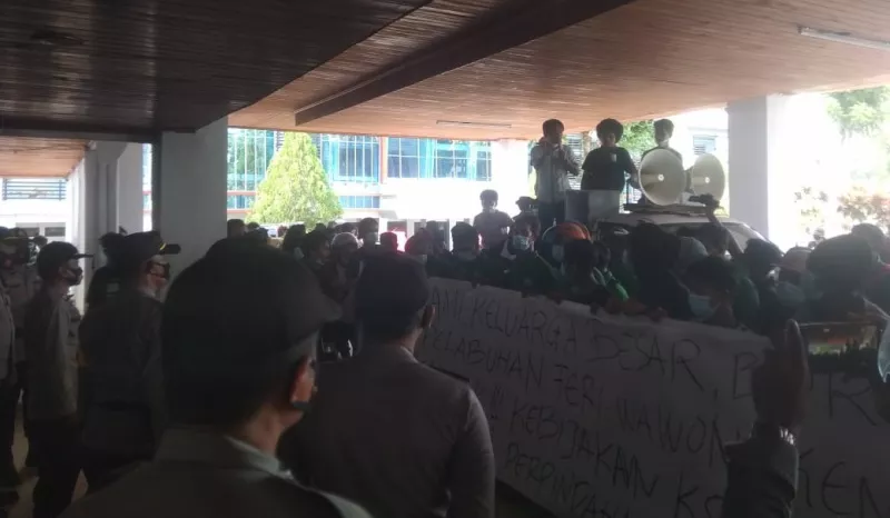 Buruh Pelabuhan Kendari Protes Kebijakan KSOP