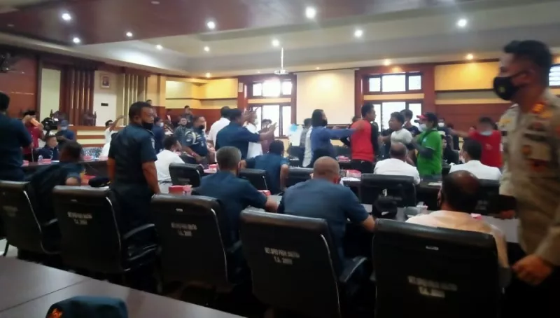 RDP Pembahasan Penataan Terminal Pelabuhan Kendari Ricuh