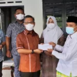 Sulkarnain Serahkan Bantuan Pembangunan Masjid Jami Al-Ikhlas Kambu