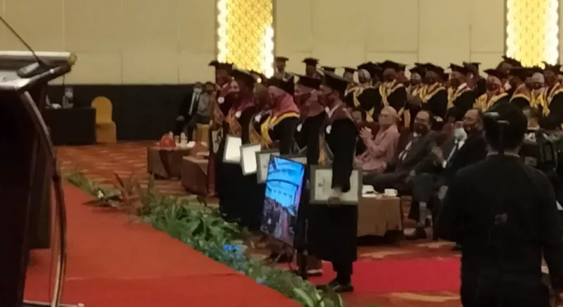 437 Mahasiswa Unsultra Diwisuda