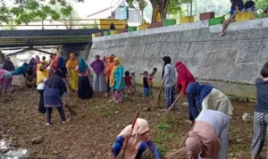 Warga Punggaloba Bersihkan Kali Benubenua