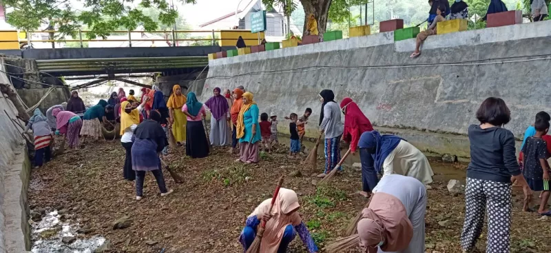 Warga Punggaloba Bersihkan Kali Benubenua