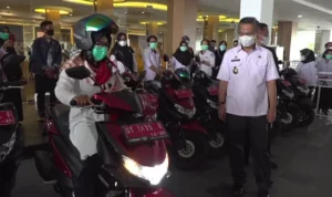 Wali Kota Serahkan Bantuan Kendaraan Kepada Dinkes Kota Kendari