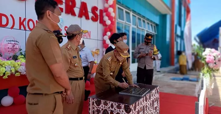 Bupati Konsel Resmikan Gedung Operasi Rumah Sakit