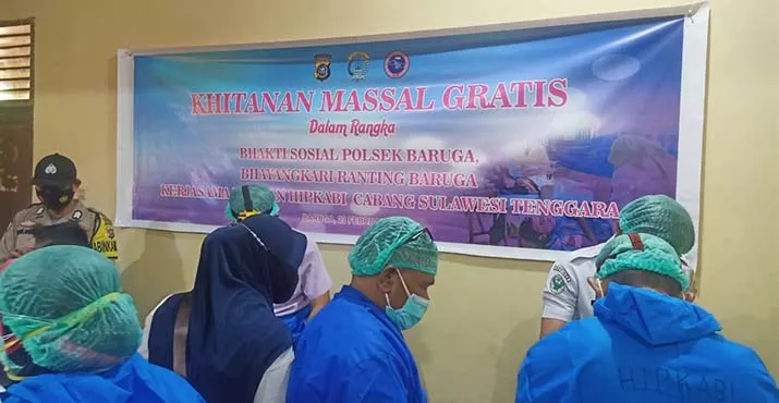 Polsek Baruga Gelar Sunatan Massal Gratis