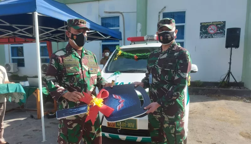 Pangdam Serahkan Alat Pemeriksa Covid 19 dan Ambulance Ke RS Ismoyo