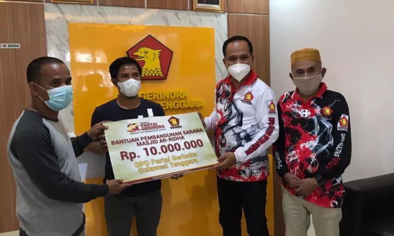 DPD Gerindra Sultra Beri Bantuan Dana Dua Masjid Di Kendari