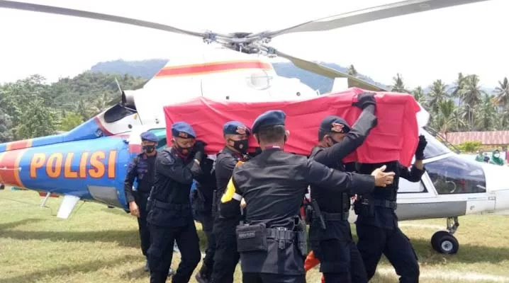 Jenazah Briptu Herlis Dikebumikan Dekat Ibunya di Desa Kondara