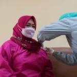 Usai disuntik, Wakil Wali Kota Kendari Minta Masyarakat Tidak Takut divaksin