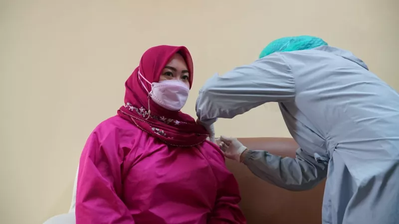 Usai disuntik, Wakil Wali Kota Kendari Minta Masyarakat Tidak Takut divaksin