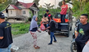 Laskar ASR Buton Bagikan Paket Sembako ke Anggotanya