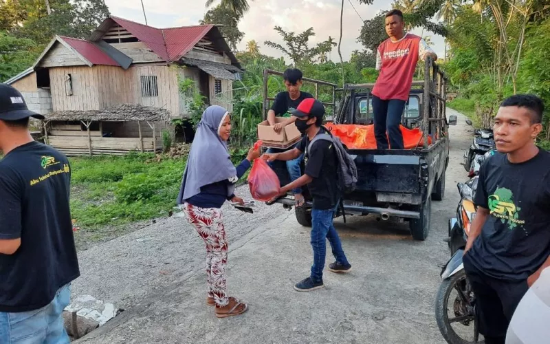 Laskar ASR Buton Bagikan Paket Sembako ke Anggotanya