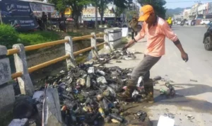 drainase Antisipasi Banjir, DLHK Bersihkan Drainase di Kota Kendari