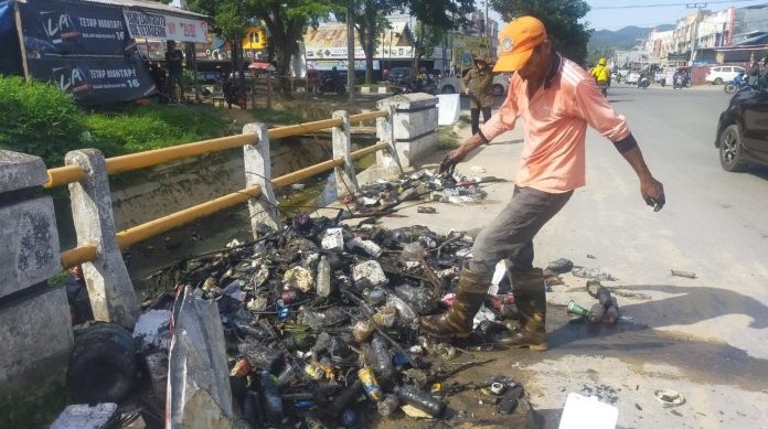 Antisipasi Banjir, DLHK Bersihkan Drainase di Kota Kendari