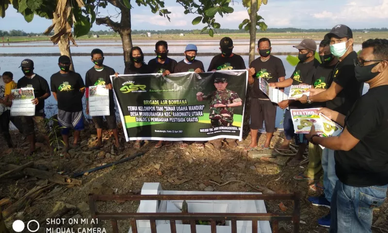 ASR Bombana Bagikan Pestisida ke Petani