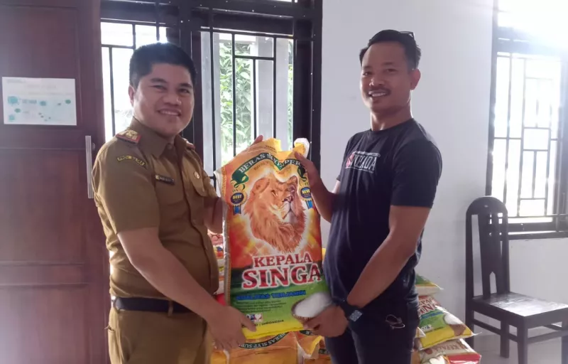 Wakil Ketua DPRD Konsel Bagikan Sembako ke Staf Outsourching