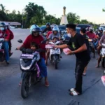 ASR Berbagi Takjil ke Ratusan Pengendara di Kendari
