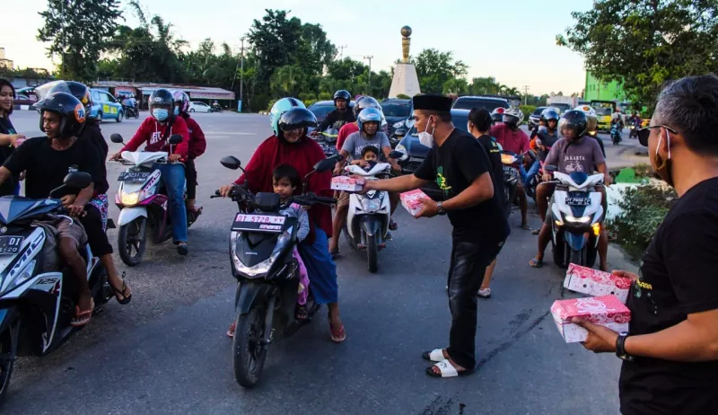 ASR Berbagi Takjil ke Ratusan Pengendara di Kendari