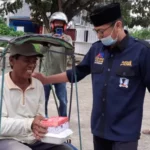 Asli Kendari dan ASR Berbagi Takjil ke Pemulung dan Tukang Becak