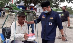 Asli Kendari dan ASR Berbagi Takjil ke Pemulung dan Tukang Becak