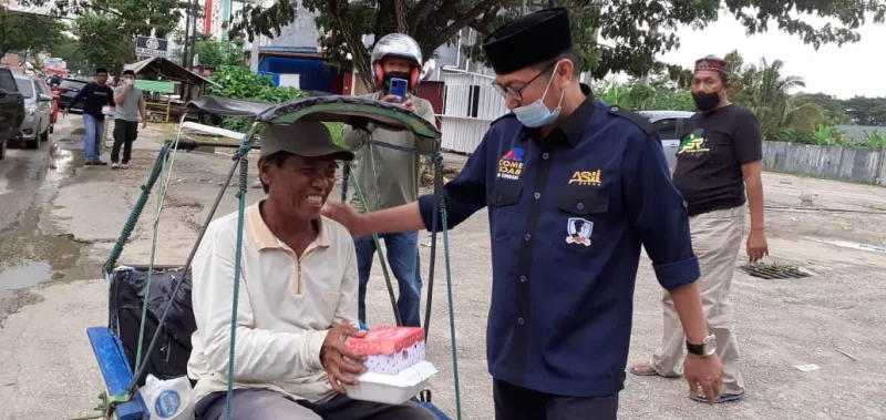Asli Kendari dan ASR Berbagi Takjil ke Pemulung dan Tukang Becak