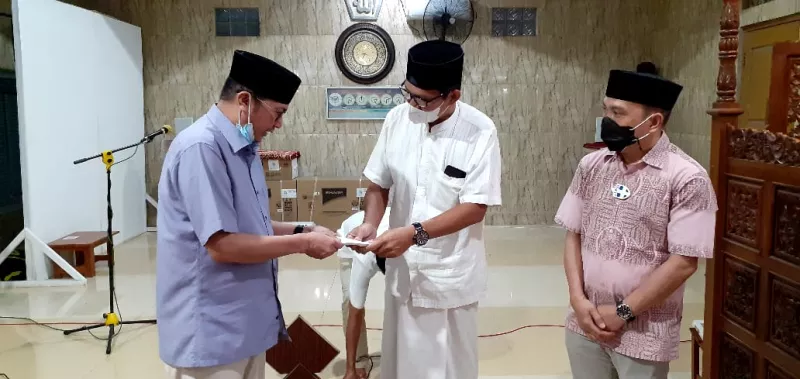 Asli Kendari Berikan Sumbangan ke Masjid Raudhatul Mujahidin