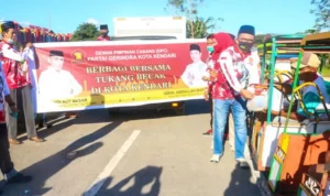 Ratusan Tukang Becak di Kendari Terima Sembako dari Partai Gerindra dan ASR