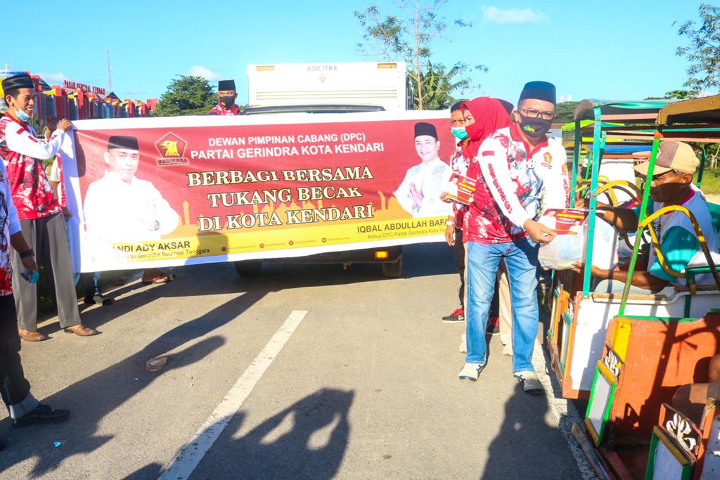 Ratusan Tukang Becak di Kendari Terima Sembako dari Partai Gerindra dan ASR