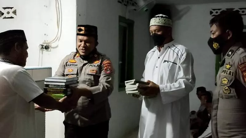 Polres Butur Sumbang Al Qur'an dan Iqra ke Masjid