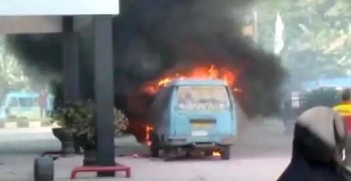 Ilustrasi mobil terbakar