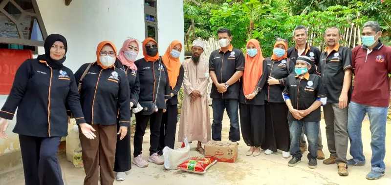 IKA Spensa Bagi Sembako ke Pesantren dan Panti Asuhan