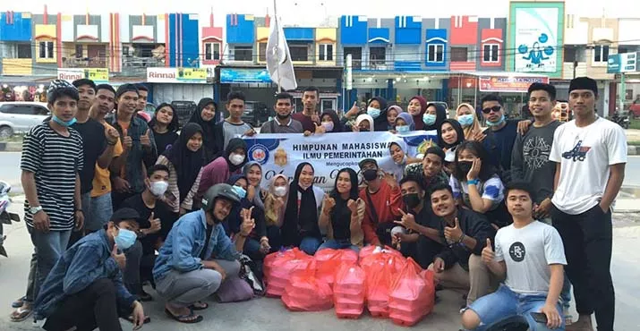 Himpunan Mahasiswa Pemerintahan FISIP UHO Bagikan Takjil