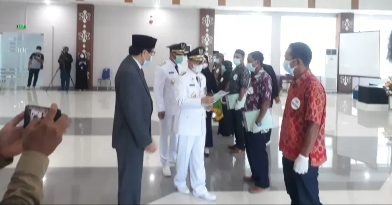 Bupati Konsel 730 Sertifikat Redistribusi