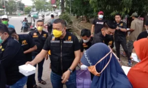 Aksan Jaya Putra Bagi Takjil ke Pengendara