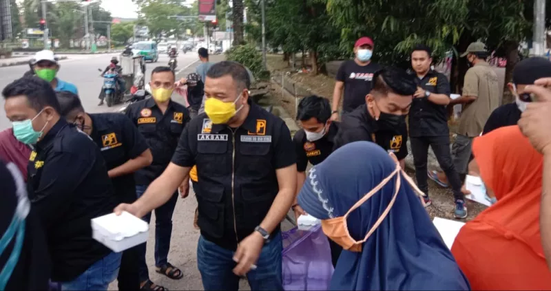 Aksan Jaya Putra Bagi Takjil ke Pengendara