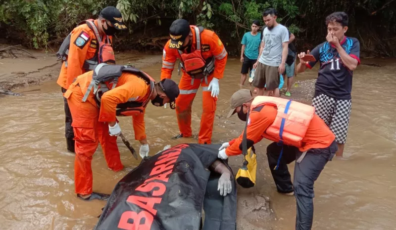 Warga Poleang Timur Yang terseret Arus Sungai Ditemukan Meninggal Dunia.