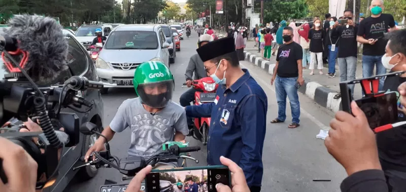 Asli Kendari, ASR dan Gempar Bagi Takjil ke Pengendara
