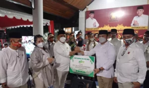 Buka Bersama, Gerindra Bagi THR pada Pengurus