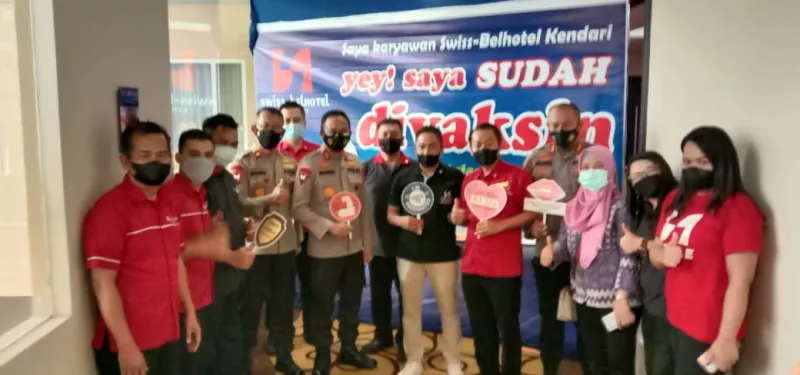 Jelang Triathlon, Ratusan Karyawan Hotel di Kota Kendari Divaksin